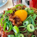 肉汁麺ススム - 那須御養卵を乗せます【料理】