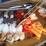 海鮮皿。お肉や野菜の皿もお代わり放題。