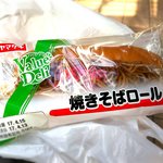 パンと牛乳の店 ミルクスタンド - 焼きそばロール￥120　2017.4.14