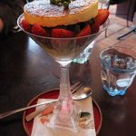 カフェ 中野屋 - シチリア産ピスタチオジェラートと ぜいたく苺のシブースト仕立てパフェ　1,200円