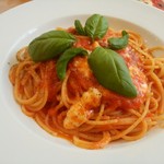 ミ・カーサ - フレッシュバジルとモッツァレラチーズのトマトソースパスタ