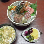 浜徳 - 北海丼（赤出汁、漬物）