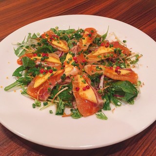 マンゴーを乗せたトロサーモンのカルパッチョ