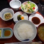 喝 - 季節の串揚げ定食（8本：1600円）をオーダーしました。 ◆最初に「サラダ」「冷や奴」「ご飯」「お味噌汁」「香の物」「ソースやマヨネーズ」がお盆で出されます。