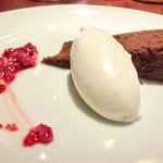 コントワール ミサゴ - ランチ+デザート 1600円 のガトーショコラ フランボワーズと生クリーム添え