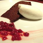 コントワール ミサゴ - ランチ+デザート 1600円 のガトーショコラ フランボワーズと生クリーム添え