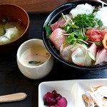 お魚のなかだ - 海鮮丼５種盛り　味噌汁、茶碗蒸し付き