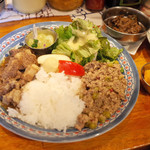 サンラサー - ワンプレートランチ(900円) 辛酸っぱいポークカレー、ブラックペッパー薫るキーマカレー(+300円)、ライス、ぶどうとミントのサラダ、手作りマンゴードレッシングのサラダ、・うずら卵と野菜のカレーピクルス、別皿でヤングコーンのウールガイ(200円)、鹿のカレー(200円)