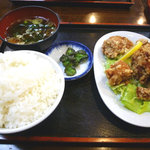 女王ラーメン - からあげ定食（730円）。