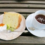 ガーデンカフェ 風草 - ケーキセット紅茶ｗ　紅茶そのものよりも紅茶に映りこむ景色がすばらしいｗ