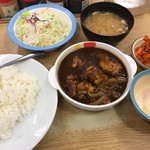 Matsuya - チキンカレー(並) 野菜サラダ付き 690円、
      半熟玉子 60円、キムチ 80円