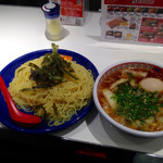 Doutomborikamukura - つけ麺(冷)2.5玉 (¥800)+半熟煮玉子(¥100)
      僕は本来つけ麺が嫌いなのだが、温・冷を選べるという一点に惹かれてつい手を出してしまった。まさか冷たいのは麺だけで、つけ汁が温かいとは…。