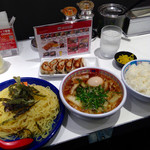 Doutomborikamukura - つけ麺(冷)2.5玉(¥800)、半熟煮玉子(¥100)、
      どうとんぼり餃子(¥200)、ライス大(¥200) 
      計 ¥1,300
      明らかに食べ過ぎである。後悔先に立たず。