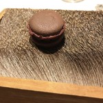 ラチュレ - 鹿の血のマカロン：鹿の血のブータンノワール入り