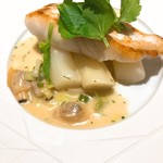 ラチュレ - ヒラメのポアレ； ホワイトアスパラと九条ネギ　アサリ出汁のマリニエールソース