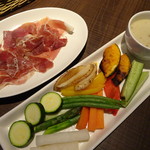 カフェゴーサンブランチ - 旬野菜のバーニャカウダ(756円)生ハムプロシュートハーフ(500円)
