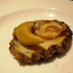 廣東料理 民生 - 活け鮑の陶板焼きオイスターソースがけ