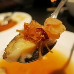 廣東料理 民生 - 活け鮑の陶板焼きオイスターソースがけ