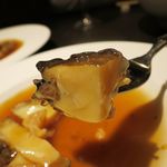 廣東料理 民生 - 活け鮑の陶板焼きオイスターソースがけ