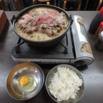 ホルモンまさる  - 麦飯と生玉子