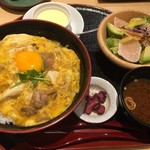 とり五鐵 - 名古屋コーチン親子丼(卵黄のせ)、鶏生ハム・アボカドサラダ、名古屋コーチン卵プリン　名古屋コーチンならではの押し返してくるような弾力(コシ)と濃厚な卵の味わいを堪能できます☆☆☆プリンは絶対に食べなきゃ損、損っ！！　2017/05/16