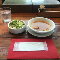 バル デ エスパーニャ ムイ 東京店 - 最初にスープとサラダ