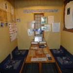 Edozushi - テーブル席…何枚かサインがある中「役所広司」がありました