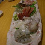 寿し処なかに - 八寸的な皿に乗った刺身。