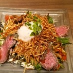 SHIN - ローストビーフとチーズのシーザーサラダ。食べ応えあり。