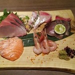 SHIN - お刺身盛り合わせ。３種盛りもあります。
