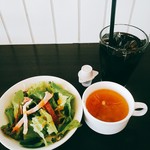 シュバイン　ハーベン - ランチセットのサラダとコンソメスープ、そしてドリンク。