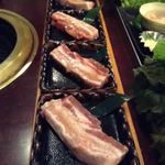 やさい屋 朝日堂 - 豚肉もボリュームしっかりあります！！最初は大きいまま焼き、肉汁を閉じ込めたらハサミでチョキチョキ、しっかり焼いて、野菜をたっぷり巻いて食べましょう♪　2017/05/21