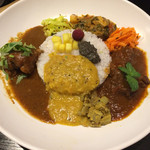 マガリ カレー - カレー3種と副菜盛り合せプレート