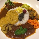 マガリ カレー - カレー3種と副菜盛り合せプレート