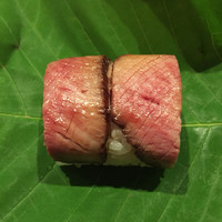 坂ぐち - [強肴]
                  朴葉寿司(飛騨牛ローストビーフ)