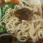 太陽軒 - 昆布ラーメンの拡大画像です、醤油スープととろろ昆布が絡み合ってうーまーいーぞー!