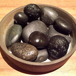 Crony - 小石の中に隠れた（？）コロッケ。遊び心があります