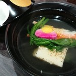 和膳 花庵 - 蟹が入っていた。豆腐はもちもち。