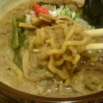 麺屋 潤焚 - 極太縮れ麺がスープを絡ませる