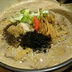 麺屋 潤焚 - 表面にはこってり度MAXの泡が