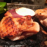 魚彩炭火ダイニング　一志 - 炙り焼きのセット　鳥の焼き上がり