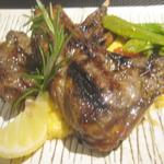 トラットリア ダイ パエサーニ - 骨付き仔羊肉のグリル　野菜添え（2／3）　￥2400？