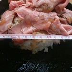 ローストビーフ星 - ローストビーフ丼大盛（ご飯増量）961円　丼の直径17cm