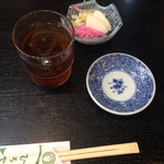Kappou Tonkatsu Hirose - 最初にお茶とお新香が提供されます。