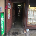 TOTO - 京都らしい路地に入ります
