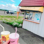 三沢ソフトクリーム店 - シェイク（左はレモン、右はグレープ）
