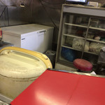 九州ラーメン 六五六 - 厨房2。