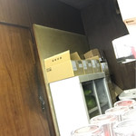 九州ラーメン 六五六 - 箱入りの胡椒が山積み。