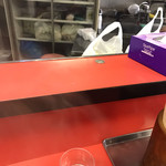 九州ラーメン 六五六 - 100円玉が置かれます。