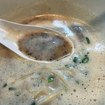 中華蕎麦 葛 - 下層のスープ。